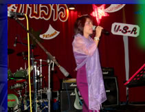 Invitée d'honneur au concert de Phone Phoummithone - Mai 2003